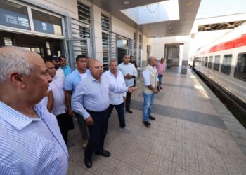 وزير النقل خلال تفقده محطة السكة الحديد ومحطة اتوبيسات غرب ووسط الدلتا للنقل والسياحة بمطروح