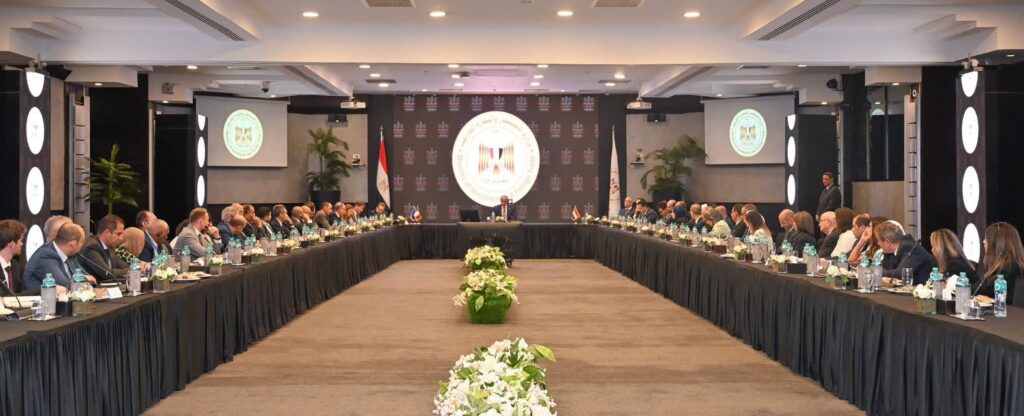وزير الاستثمار خلال لقاءه السفير الفرنسي ورؤساء 22 شركة فرنسية كبرى عاملة في السوق المصرية