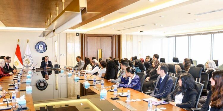 د. أحمد رستم يلتقي بمجموعة من طلبة الكليات المشاركين في البرنامج التدريبي الصيفي بوزارة التخطيط