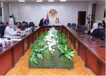 وزير العمل يختتم مقابلات المتقدمين للوظائف القيادية