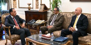 رئيس الوزراء يستقبل الرئيس التنفيذي الجديد لجهاز تنمية المشروعات المتوسطة والصغيرة والرئيس السابق للجهاز