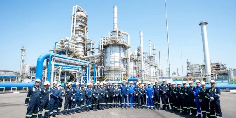 وزير البترول خلال زيارته معمل تكرير الإسكندرية للبترول