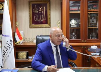 وزير النقل يجري اتصالا هاتفيا بالمواطنة ليلى حسن المقيمة بأسوان