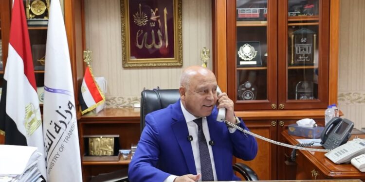 وزير النقل يجري اتصالا هاتفيا بالمواطنة ليلى حسن المقيمة بأسوان