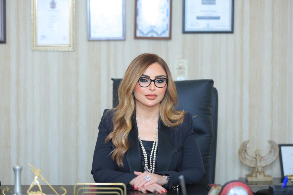 الدكتورة نرمين طاحون الشريك المؤسس والمدير التنفيذي لمكتب طاحون للاستشارات القانونية