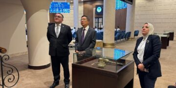 رئيس البورصة المصرية يبحث مع سفير سنغافورة تعزيز التعاون المشترك بين الجانبين