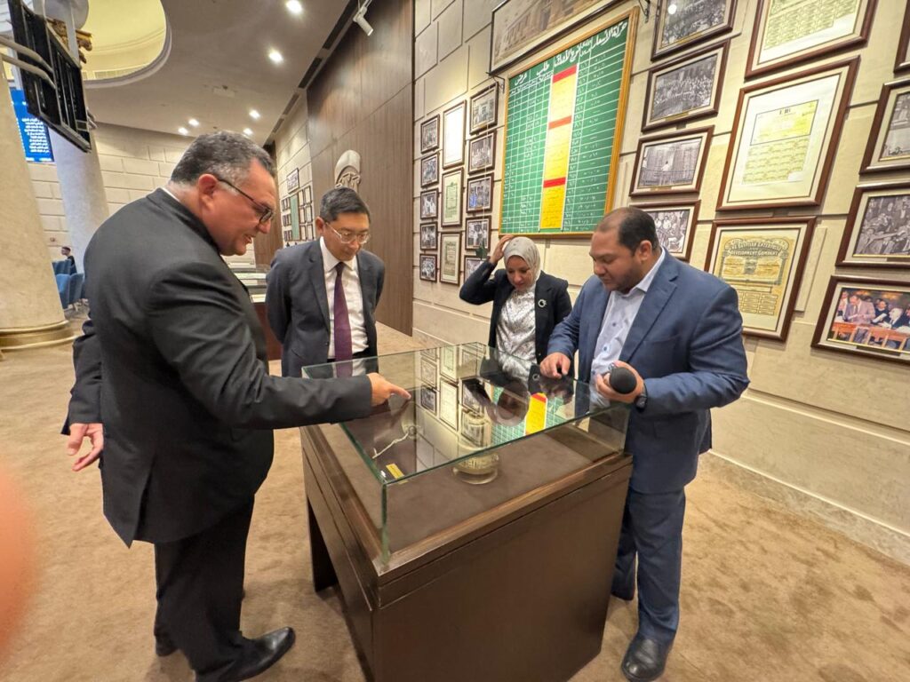 رئيس البورصة المصرية يبحث مع سفير سنغافورة تعزيز التعاون المشترك بين الجانبين