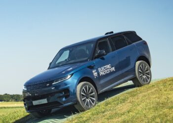 رينج روفر تستعرض النسخة الكهربائية بالكامل من Range Rover Sport قبل إطلاقها الرسمي