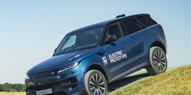 رينج روفر تستعرض النسخة الكهربائية بالكامل من Range Rover Sport قبل إطلاقها الرسمي
