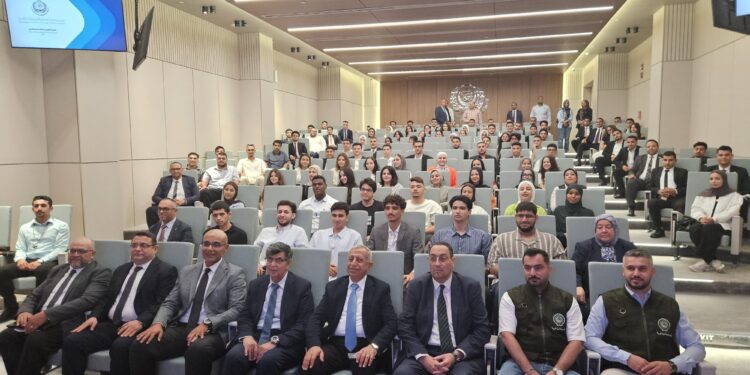 معسكر التدريب الصيفي لشباب الجامعات العربية يواصل فعالياته بزيارة علمية لفرع الأكاديمية بمدينة العلمين الجديدة