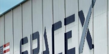 انضمام SpaceX إلى مؤشر NASDAQ 100 يعيد توزيع أوزان آبل وإنفيديا