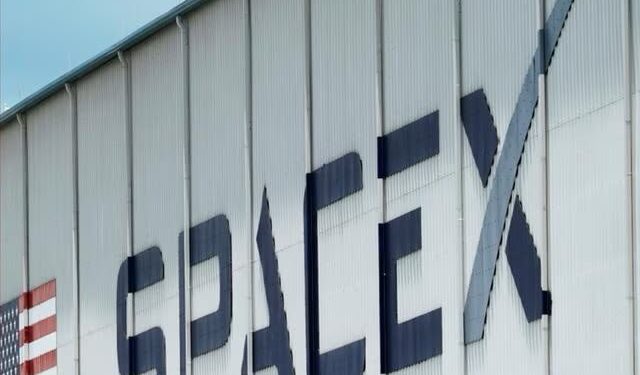 انضمام SpaceX إلى مؤشر NASDAQ 100 يعيد توزيع أوزان آبل وإنفيديا