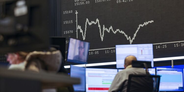 داكس يقترب من أعلى مستوياته التاريخية بدعم من نتائج الشركات
