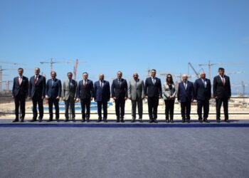 تركيب وعاء المفاعل في الوحدة الثانية بمحطة الضبعة النووية في مصر