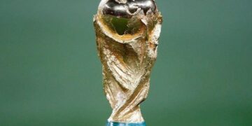 هل كأس العالم من الذهب الخالص؟