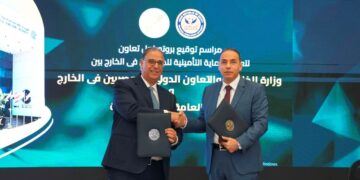 الدكتور اسلام عزام خلال توقيع بروتوكول التعاون الموقع بين الهيئة العامة للرقابة المالية ووزارة الخارجية
