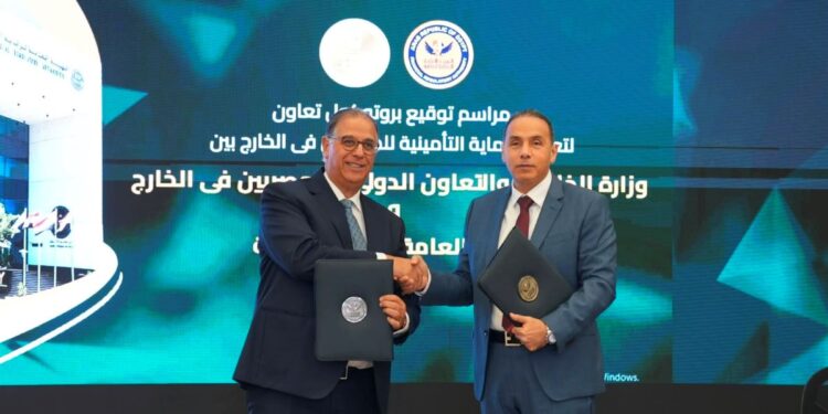 الدكتور اسلام عزام خلال توقيع بروتوكول التعاون الموقع بين الهيئة العامة للرقابة المالية ووزارة الخارجية