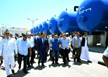 رئيس الوزراء يتفقد مجمع محطات تحلية مياه البحر