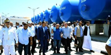 رئيس الوزراء يتفقد مجمع محطات تحلية مياه البحر