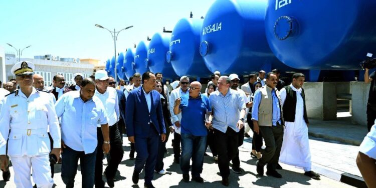 رئيس الوزراء يتفقد مجمع محطات تحلية مياه البحر