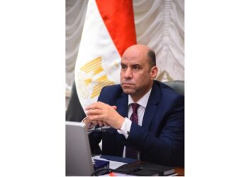 وزير العمل يتابع حادث انقلاب سيارة تقل عمالا بالجيزة