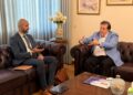 الدكتور عاطف عبد اللطيف مع مسؤول الاقتصاد الكلي بمكتب الشؤون الاقتصادية بالسفارة الأمريكية بالقاهرة