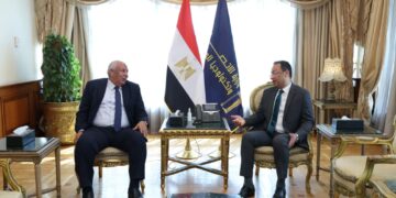 وزير الاتصالات يبحث مع محافظ مطروح الموقف التنفيذي لمشروعات الاتصالات