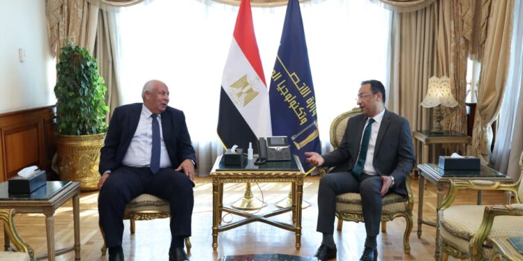 وزير الاتصالات يبحث مع محافظ مطروح الموقف التنفيذي لمشروعات الاتصالات