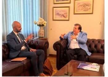 الدكتور عاطف عبد اللطيف مع مسؤول الاقتصاد الكلي بمكتب الشؤون الاقتصادية بالسفارة الأمريكية بالقاهرة