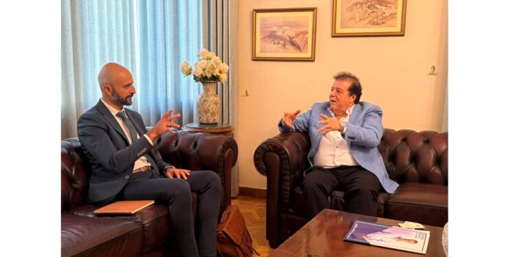 الدكتور عاطف عبد اللطيف مع مسؤول الاقتصاد الكلي بمكتب الشؤون الاقتصادية بالسفارة الأمريكية بالقاهرة