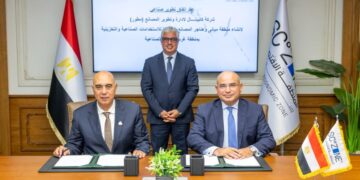 رئيس اقتصادية قناة السويس يشهد توقيع عقد المطور الصناعي كابيتال