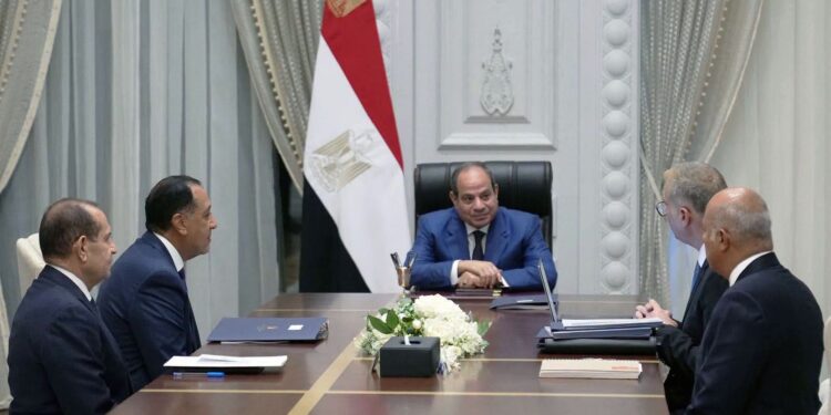 اجتماع الرئيس السيسي مع رئيس الوزراء ووزير البترول