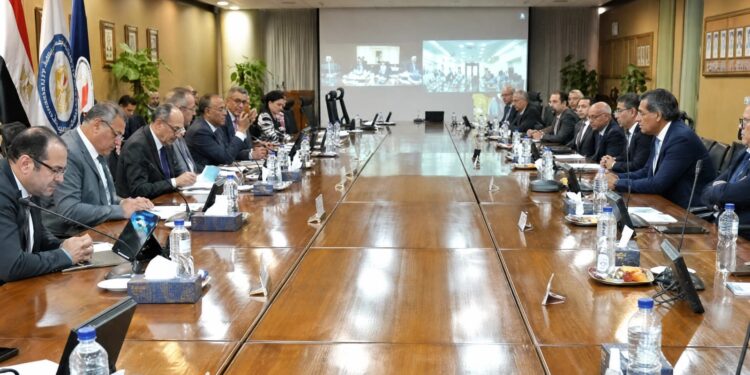 رئيس هيئة البترول: تحسن إنتاج الخام وإضافة احتياطيات جديدة يعكسان نجاح الاستثمارات