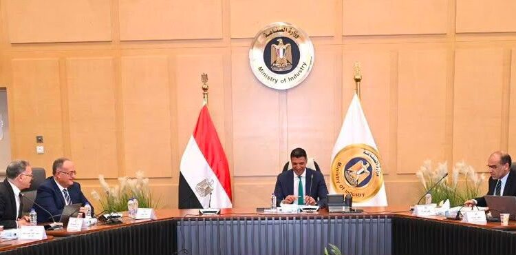 غرفة صناعات مواد البناء تستعرض أمام وزير الصناعة رؤيتها لتطوير القطاع وتعزيز الصادرات