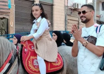 مزمار بلدي وزفة على حصان.. أب يحتفل بابنته في أول يوم دراسي بكفر الشيخ