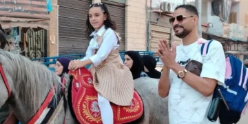 مزمار بلدي وزفة على حصان.. أب يحتفل بابنته في أول يوم دراسي بكفر الشيخ