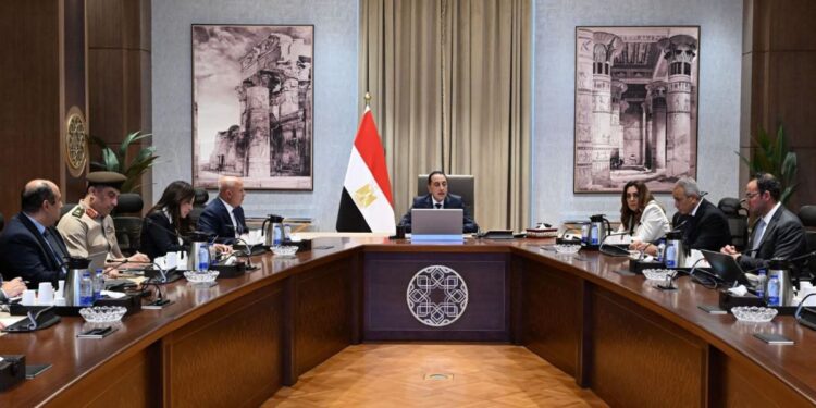 رئيس الوزراء يجتمع بوزراء النقل والتنمية المحلية والإسكان ومساعد رئيس الهيئة الهندسية