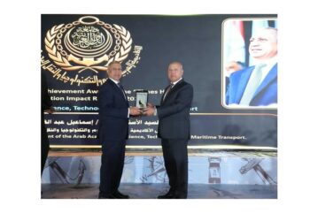 حصول الدكتور إسماعيل عبد الغفار على جائزة الإنجاز المتميز