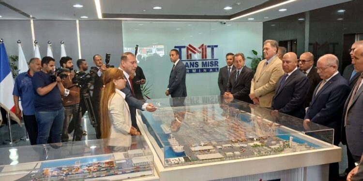 وزير النقل ونظيره الفرنسي تفقدا محطة تحيا مصر لتشغيل المحطات بميناء الإسكندرية ويؤكدان عمق التعاون المصري الفرنسي في مجال النقل البحري