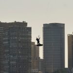 حمزاوي يكتب التاريخ: أعلى انطلاقة كايت سيرف من مبنى في مصر تنتهي بالهبوط في نهر النيل مع تحدي Red Bull Nile Drop