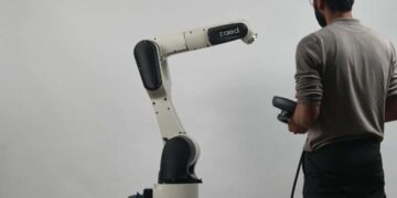 أول روبوت صناعي مصري يدخل سباق التصنيع الذكي