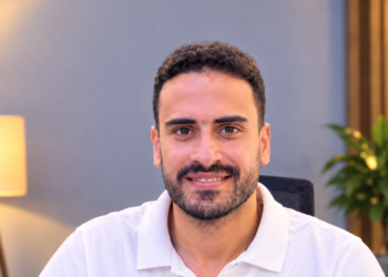 شجرة تبكي بصمت.. وفي جذورها حكاية وطن