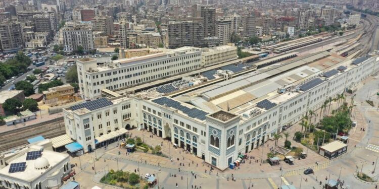 استخدام الطاقة الشمسية لترشيد استهلاك الكهرباء بمحطة مصر بالقاهرة