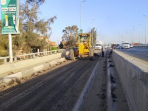 الانتهاء من إزالة الأسفلت المتضرر بطريق الخدمة بإيتاي البارود