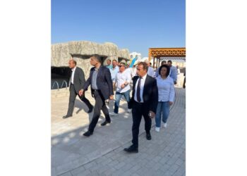 محافظ البحر الأحمر يتفقد توسعات بيتش سفارى