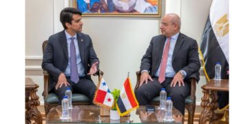 خلال استقبال رئيس اقتصادية قناة السويس سفير بنما بالقاهرة