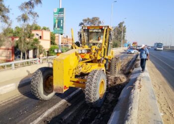الانتهاء من إزالة الأسفلت المتضرر بطريق الخدمة بإيتاي البارود