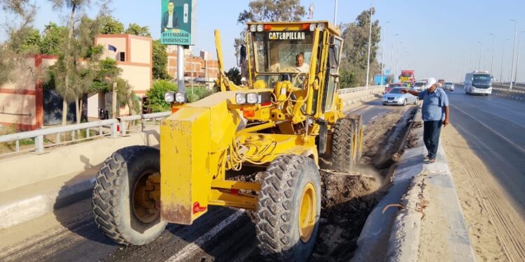 الانتهاء من إزالة الأسفلت المتضرر بطريق الخدمة بإيتاي البارود