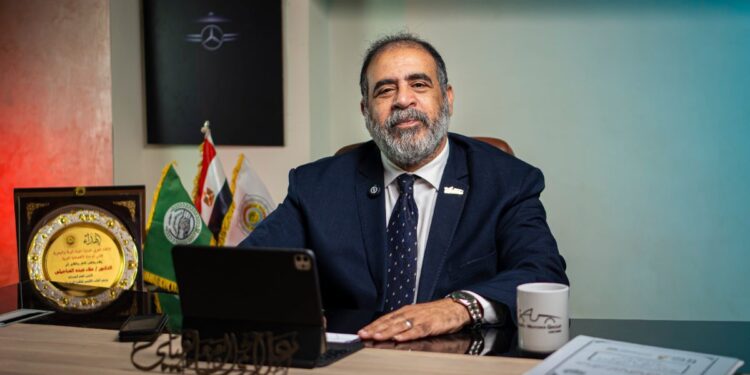 رئيس رابطة السيارات الكهربائيه