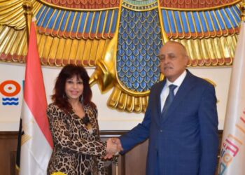 محافظ الاقصر خلال استقباله وفد اتحاد المستثمرات العرب